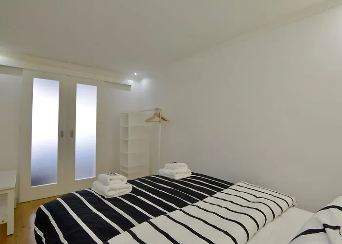 Pied A Terre Tram 28 *