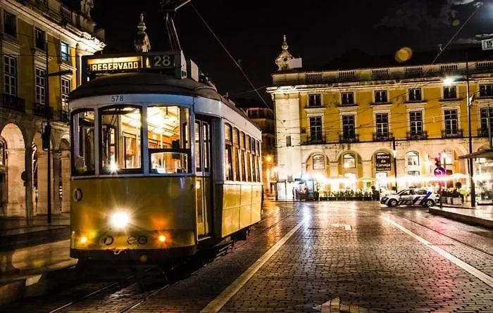 Pied A Terre Tram 28 *