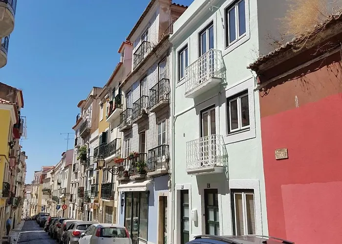 Pied A Terre Tram 28 *